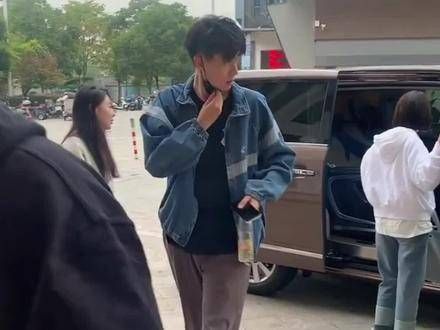 依然是穿拖鞋的可爱宝贝,那飘逸的秀发真是令人艳羡
