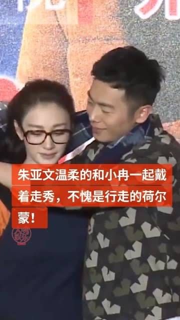 李小冉帮朱亚文 系上围巾，朱亚文却解开后温柔地与小冉一同走秀…