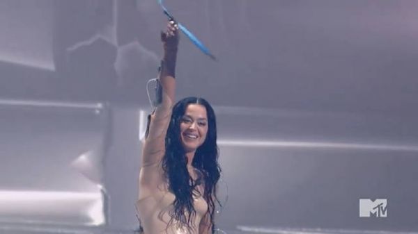 水果姐Katy Perry 获得了迈克尔杰克逊录影带先锋奖!