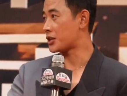 国家级演员,不仅外表帅气演技出众,生活中更是个模范丈夫,多年婚姻无绯闻…