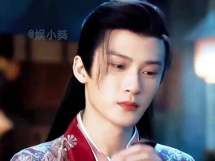 相柳清晨醒来,发现胸口多了一顶大黑锅