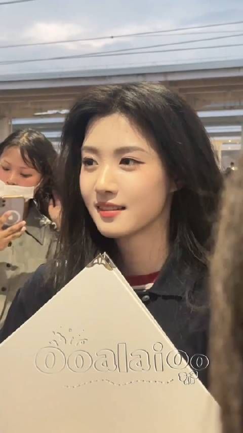 卢昱晓 港风女神 卢昱晓一打扮就美出新高度，这个妆造好漂亮啊…