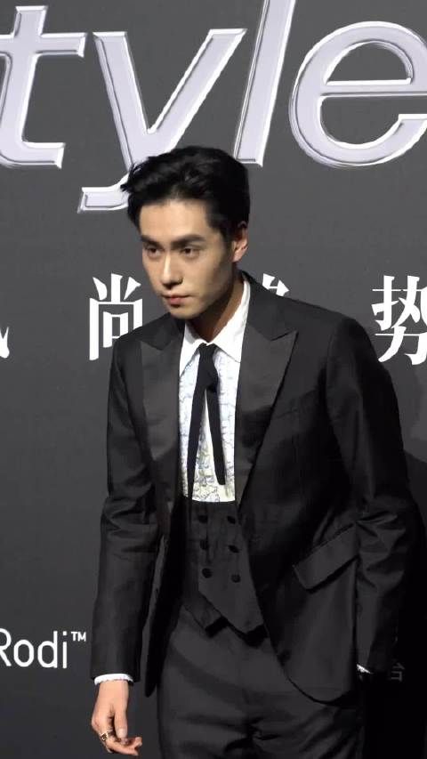 胡一天 这个气质也是很绝啊,满满的高级感,时尚 高级感 西装杀 魅力十足