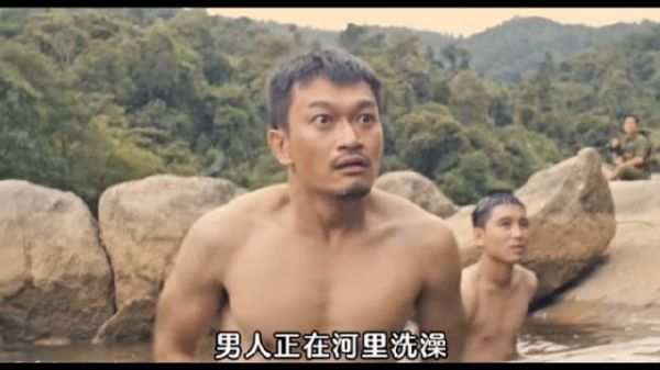 男人正在河里洗澡,突然来了一批越南女兵,后面他们又突然遭到袭击……