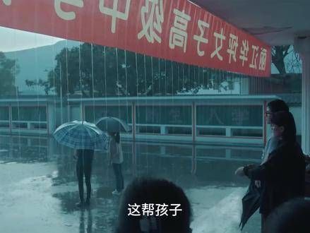 开学首日无人到来,张桂梅带领教师迎接孩子们,场面感人至深