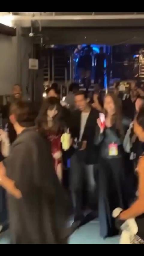 Lisa表演结束后台与Tyla拥抱!