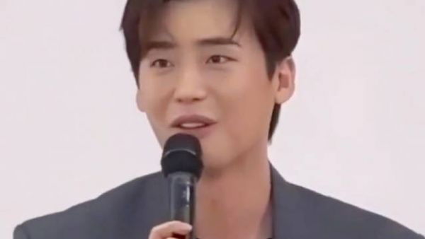 李钟硕活动现场听到粉丝名字叫李知恩,瞬间红温,真一秒八百个动作…