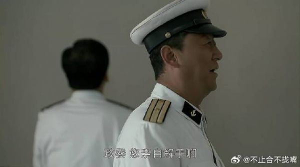 江德福在厕所等政委,结果太紧张,一开口直接把他逗乐