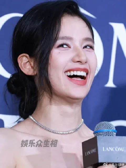 张婧仪高清镜头下状态好绝笑起来好明媚!