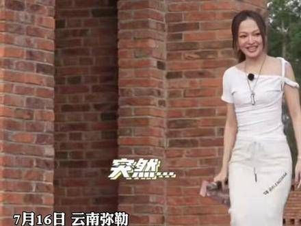 歌手张韶涵现身弥勒东风韵,与盲人女孩共同演绎《隐形的翅膀》…