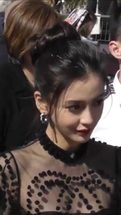 怼脸拍才能看到她五官的精致程度,真的好明艳的五官 angelababy