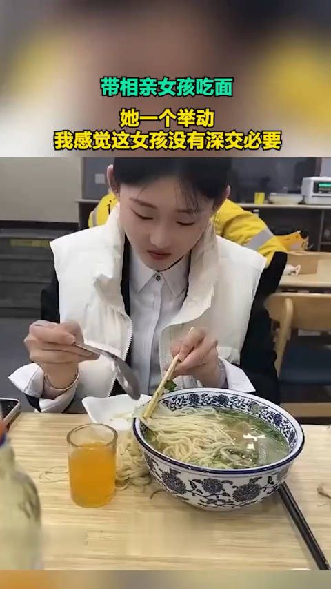 不是,掉桌上还要放回去吃?真