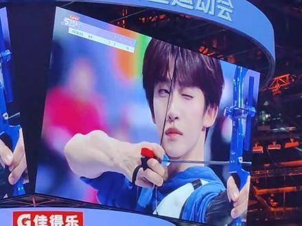 大屏上的美貌让人惊叹不已