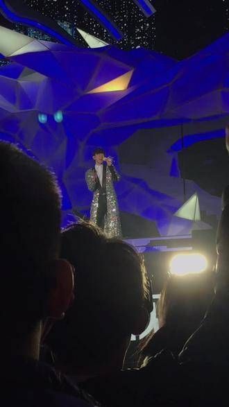 浙江卫视跨年演唱会上,林俊杰演绎《雪落下的声音》…