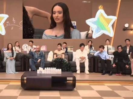 众人一同逗小孩,亚亚害羞得捂住了脸