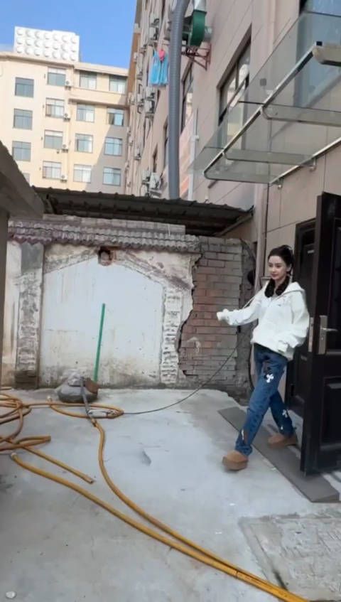 Angelababy这么卑微了,双手给粉丝送巧克力