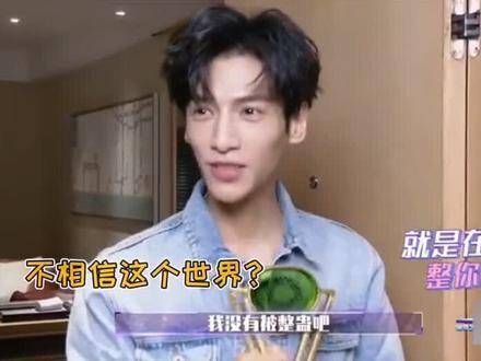 获得年度人气演员奖项时,第一时间问工作人员有没有证书?太逗了?