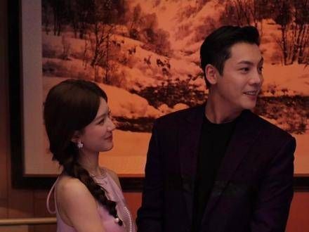 拍完吻戏后对围观的工作人员说:“你们也来一个吧,哈哈哈”…