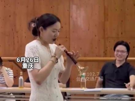 女生在音乐考试时吹唢呐,考官尽力忍住却仍没能憋住笑