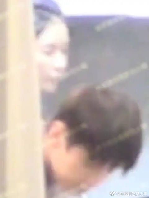 何与刘些宁恋情被曝光！两人亲亲好甜！