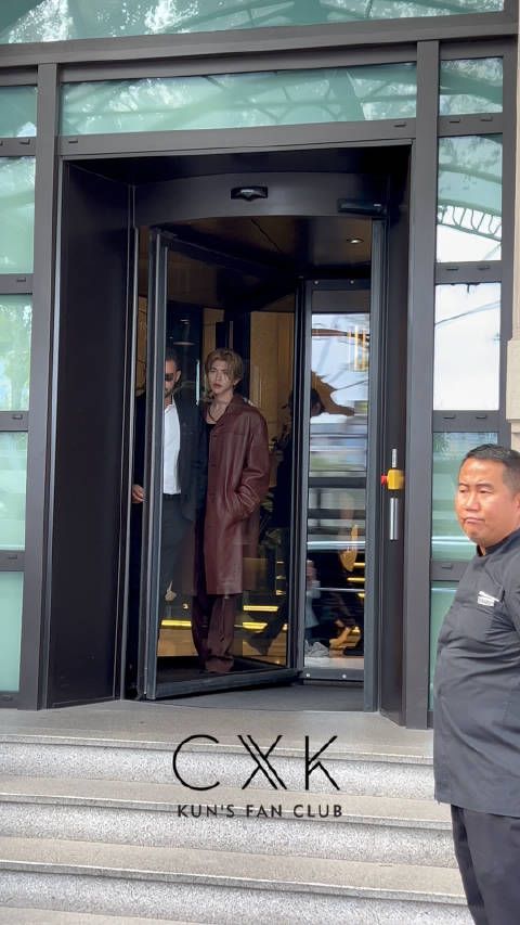蔡徐坤就是行走的男模，这个颜值，这个身材比例…