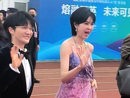 人前步伐轻盈、欢腾跳跃,幕后细心叮嘱、谨慎行事,表演嘉宾,实力汇聚!