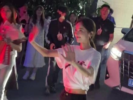 上完课在笃行楼等了一个小时,终于见到了娜扎,真是又瘦又美…