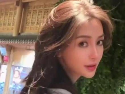 当初我结识黄晓明时,他告诉我他是单身