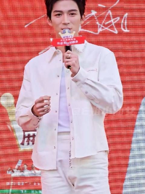 王星越:在我的电影房,喝点小……呃……小饮料 吃着麻辣王子