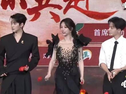 全员饭撒启动,杨紫给“相思豆”比心