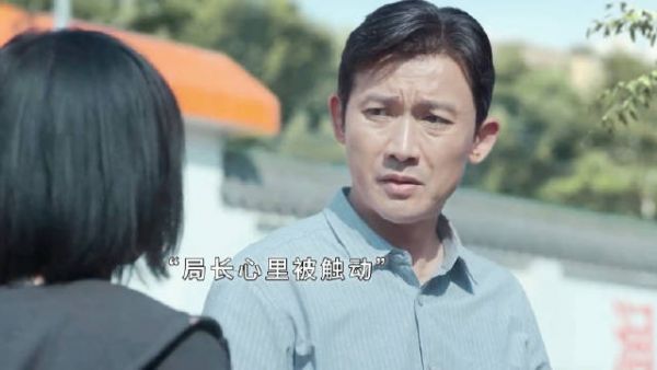 女学霸辍学一年后悔了,为了重回学校读书,竟然在校门口搭棚
