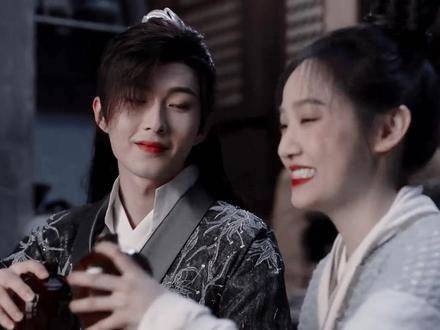 卓澜江向女主表白时毫不慌张,但和小笙在一起时却总是紧张