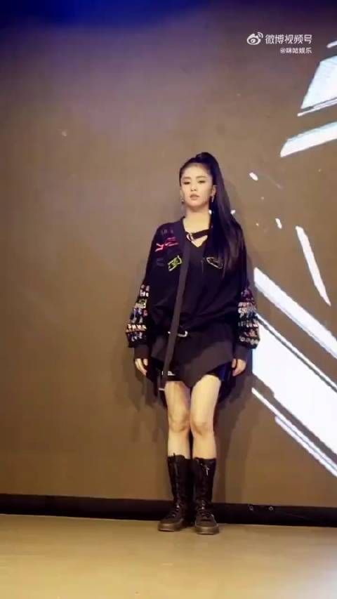 白鹿早期跳舞直拍,跳的还是Lisa的成名曲,只能说白鹿跳的也是挺幽默的