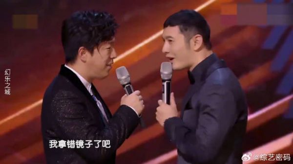 黄渤说方言,和黄晓明台上用青岛话表演,台下王菲都笑疯了