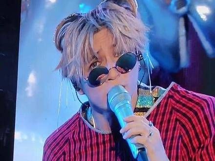 家人们,谁能理解这省服的魅力呢?老薛,你这样穿简直太抢镜了!