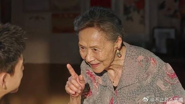 阿遥和红豆耍朋友,阿奶瞬间高兴得跳起,太可爱