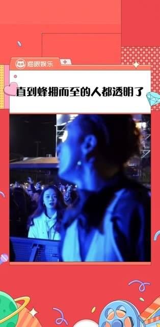 他站在聚光灯下,我以为无法触及他,却没想到一转身便是他的身影...