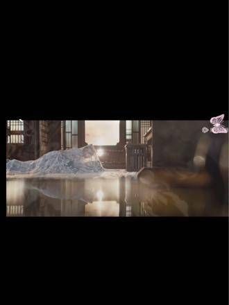 流水般的帷幔缓缓落下,仿佛触动了男女主角的心弦