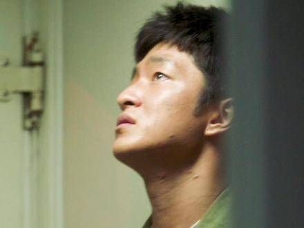 因为他不愿让心爱的女孩与他一同受苦,只好忍痛割爱,或许,爱就是成全