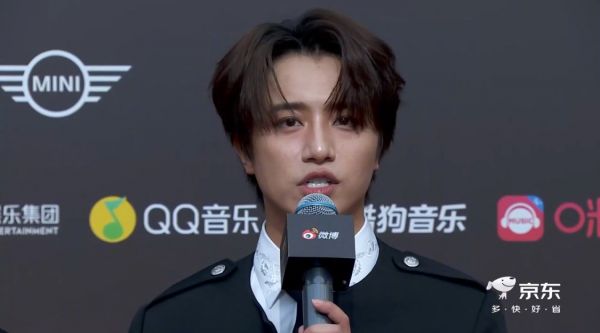 伯远 微博音乐盛典红毯+采访 伯远红毯上跳舞