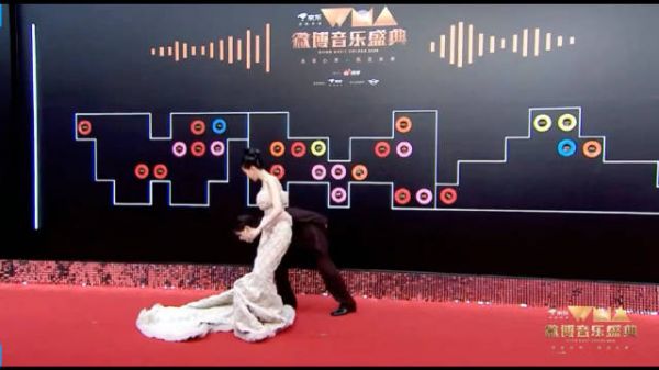 红毯现场,姚琛帮陈卓璇整理裙摆好绅士