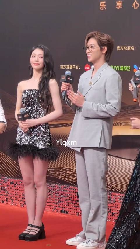 沈小婷国内红毯首秀和余景天同框 这大长腿好美呀!