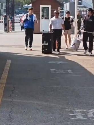特意下楼迎接姐姐,帮她拿行李,王曼昱 徐奕