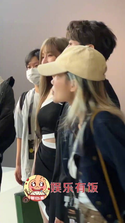 微博音乐盛典后台,王心凌和张栋梁合照啦!童年男神女神