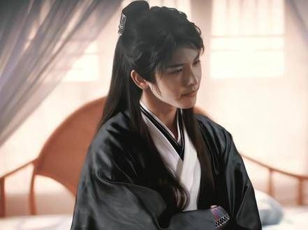 外观虽已成人，但心智却仿佛停留在孩童时期，毕竟一直在孤独中度过