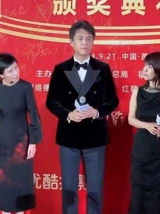同台现身飞天奖颁奖典礼,两人的幽默表现让人印象深刻, 靳东