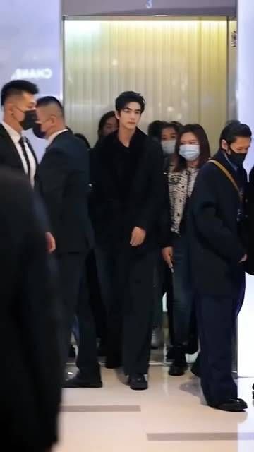 23岁,身高185厘米,仿佛从书中走出的霸道总裁,颜值与身材堪称绝顶