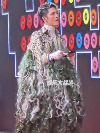 亮相微博音乐盛典,真是帅气逼人!他收拾 向佐 的经典场面至今仍历历在目!
