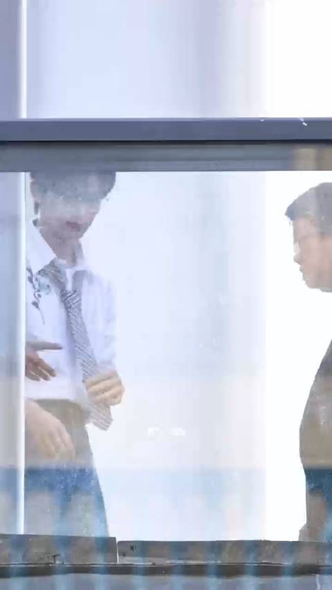 丁程鑫条纹白衬衫眼镜造型,今日份上班的小丁,还有比心饭撒…