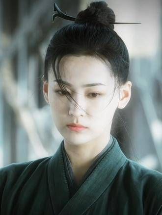 从此,小说中倔强而清冷的女主角有了面容